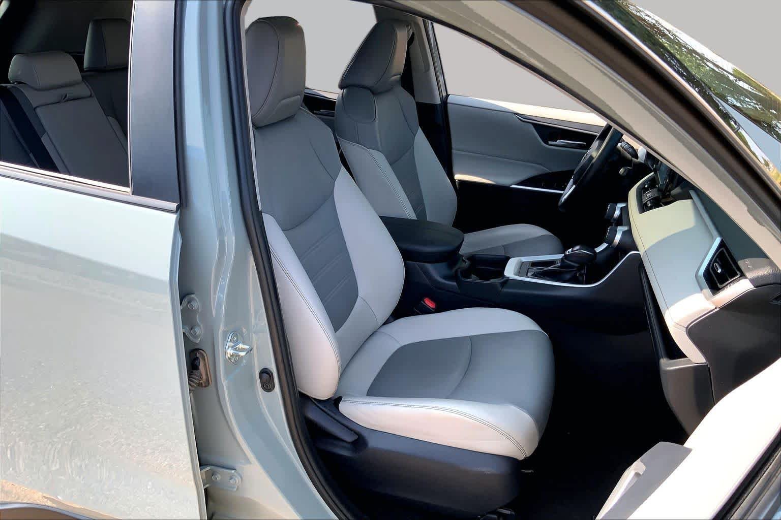 Used 2019 Lunar Rock Toyota XLE Premium image 9