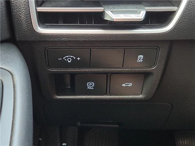 Used 2024 Silver Hyundai SEL Front-Wheel Drive image 18