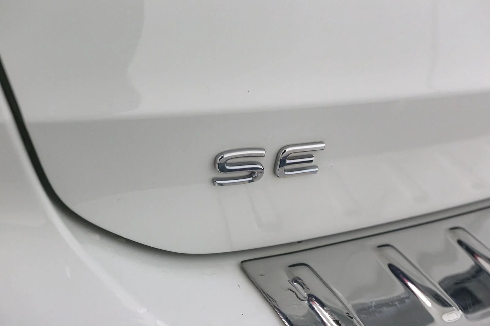 Used 2023 Pure White Volkswagen SE image 13