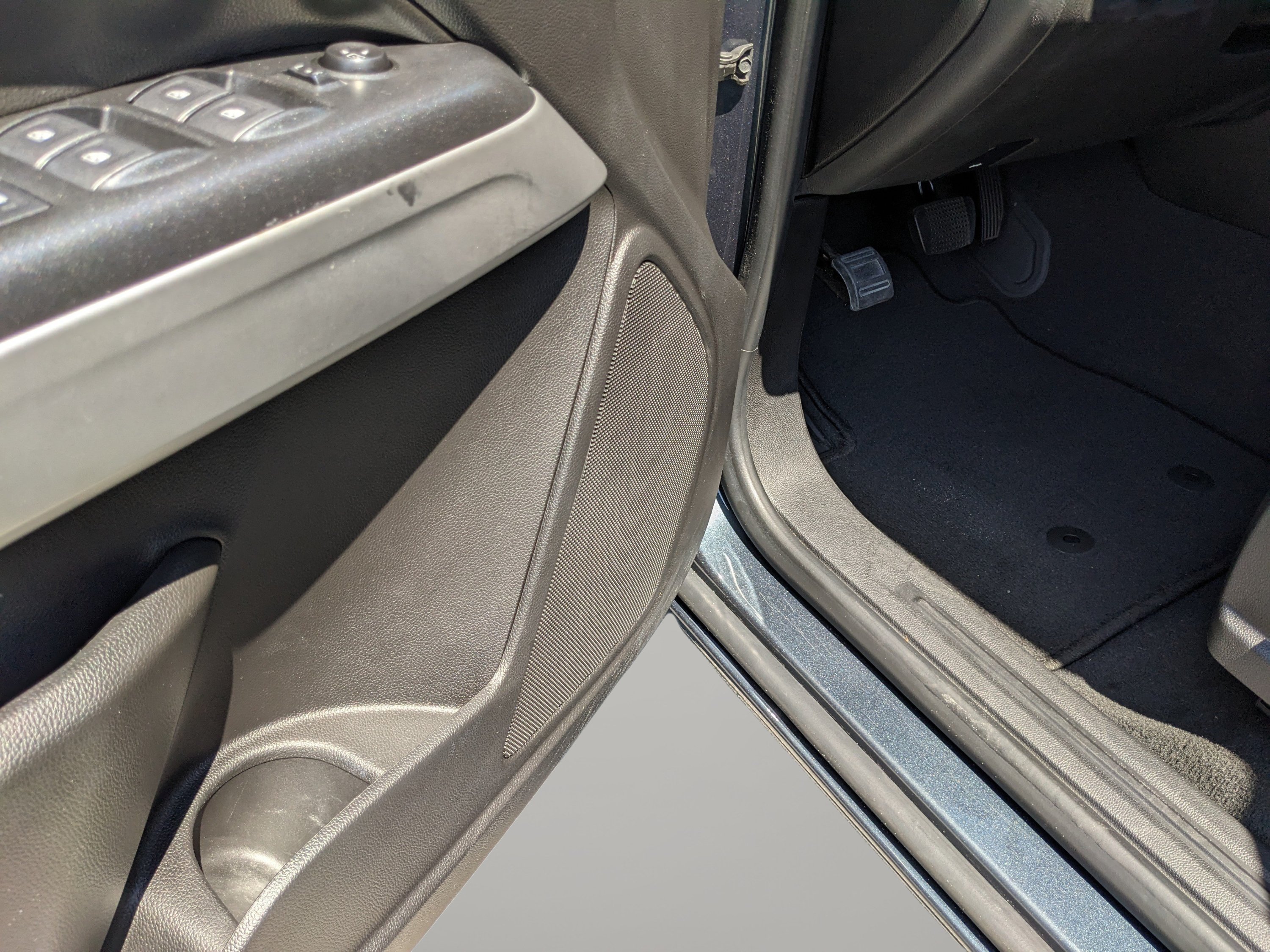 Used 2019 Shadow Gray Metallic Chevrolet 4WD LT image 17