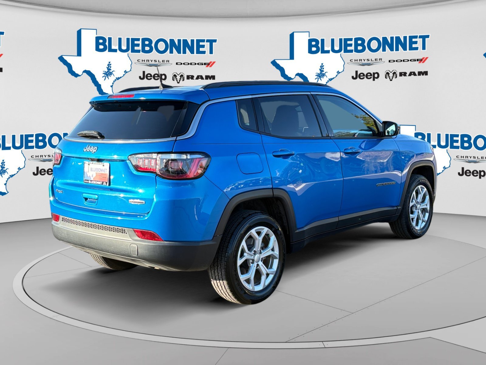 Used 2024 Hydro Blue Pearlcoat Jeep Latitude image 5