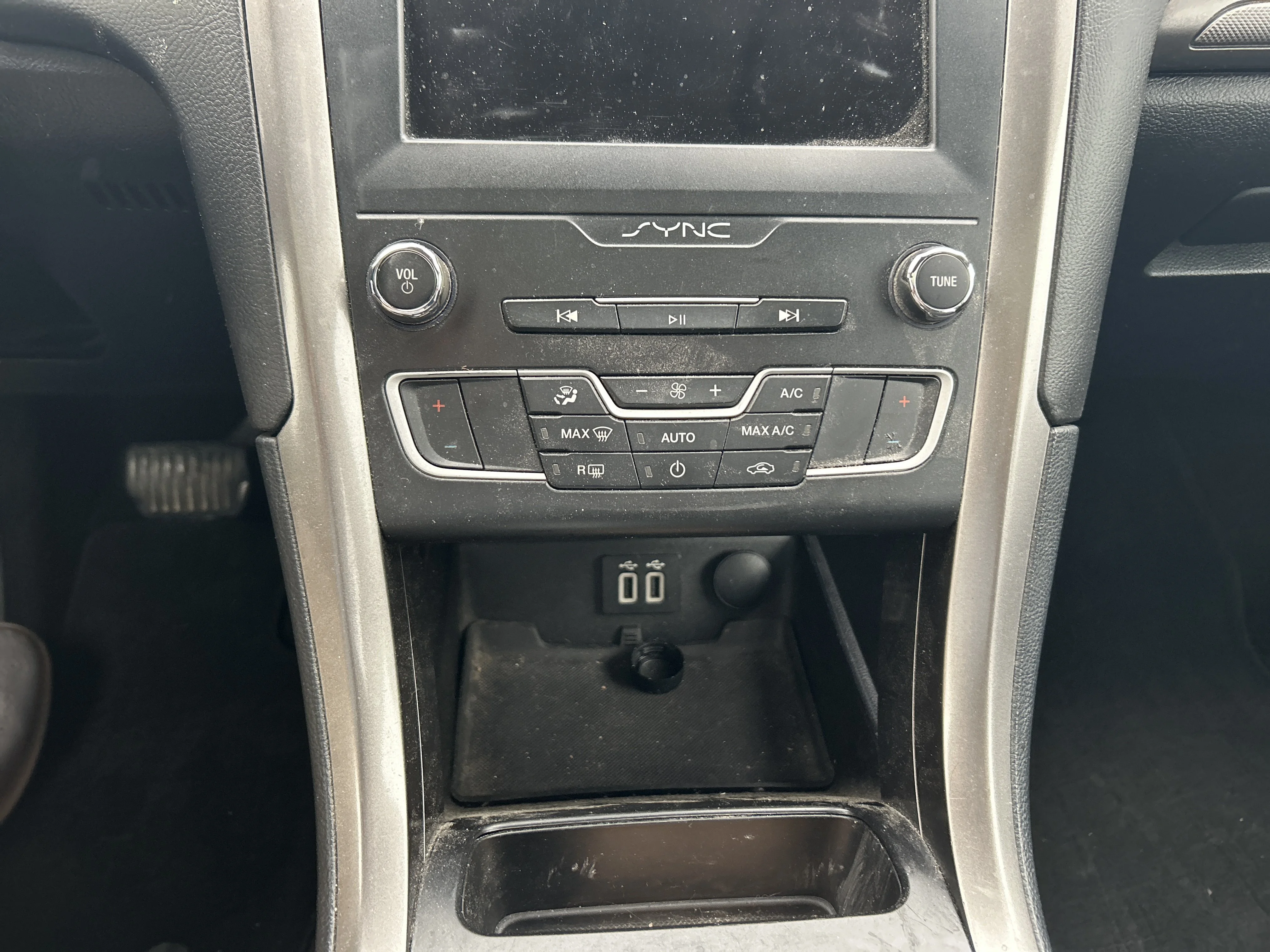 Used 2019  Ford SE image 12
