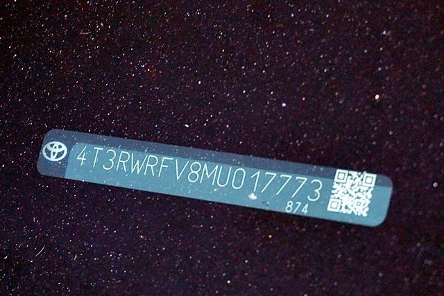 Used 2021 Silver Toyota XLE image 34