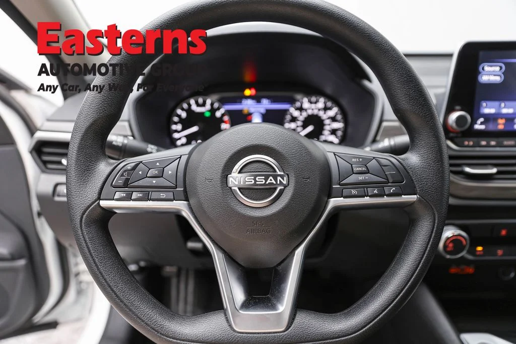 Used 2025 White Nissan 2.5 SV image 10