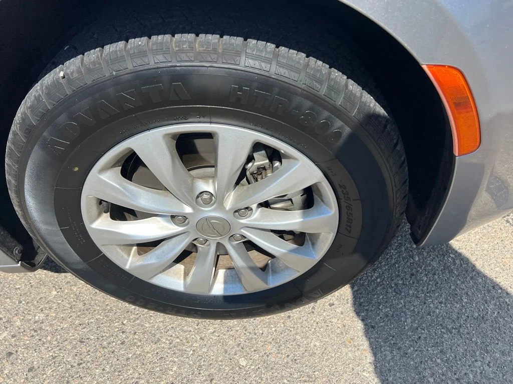 Used 2018 Silver Chrysler Touring L image 27