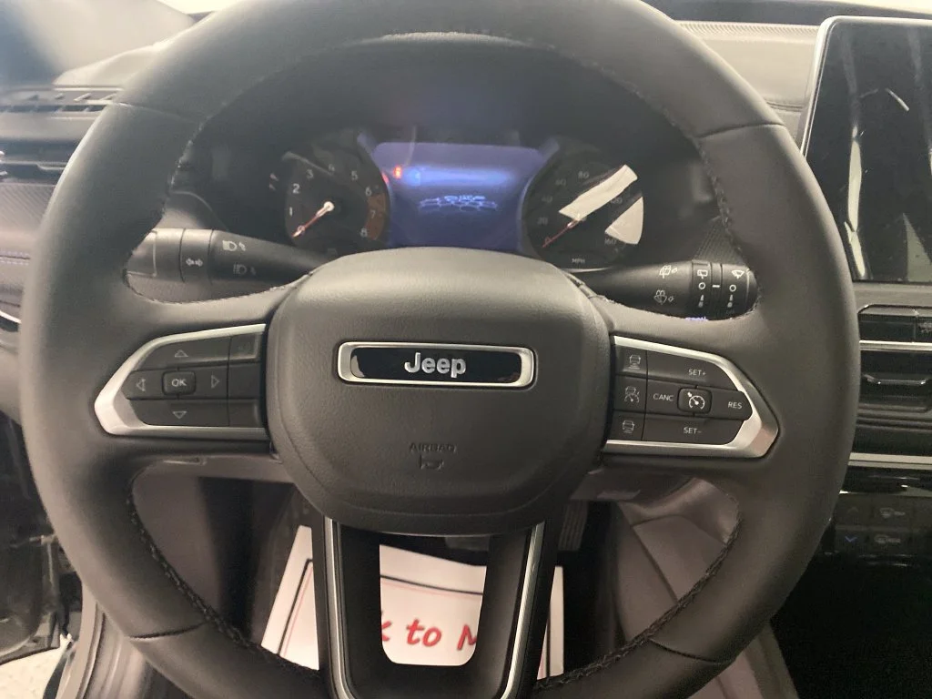 New 2027 Gray Jeep Latitude image 17