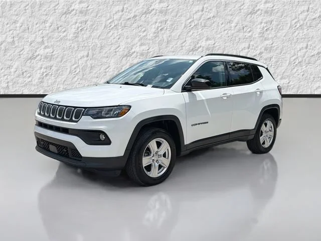 Used 2022 Bright White Clearcoat Jeep Latitude image 7