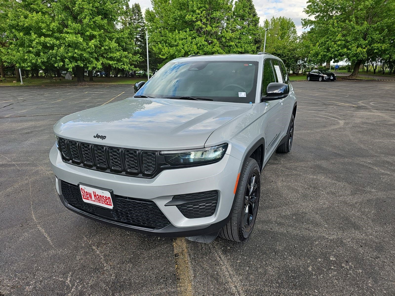 Certified Used 2024 Silver Zynith Jeep Altitude image 2