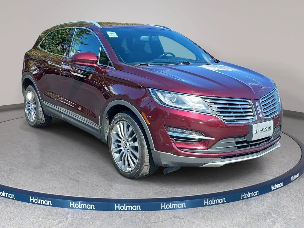 Used 2017 Red Lincoln Reserve image 3