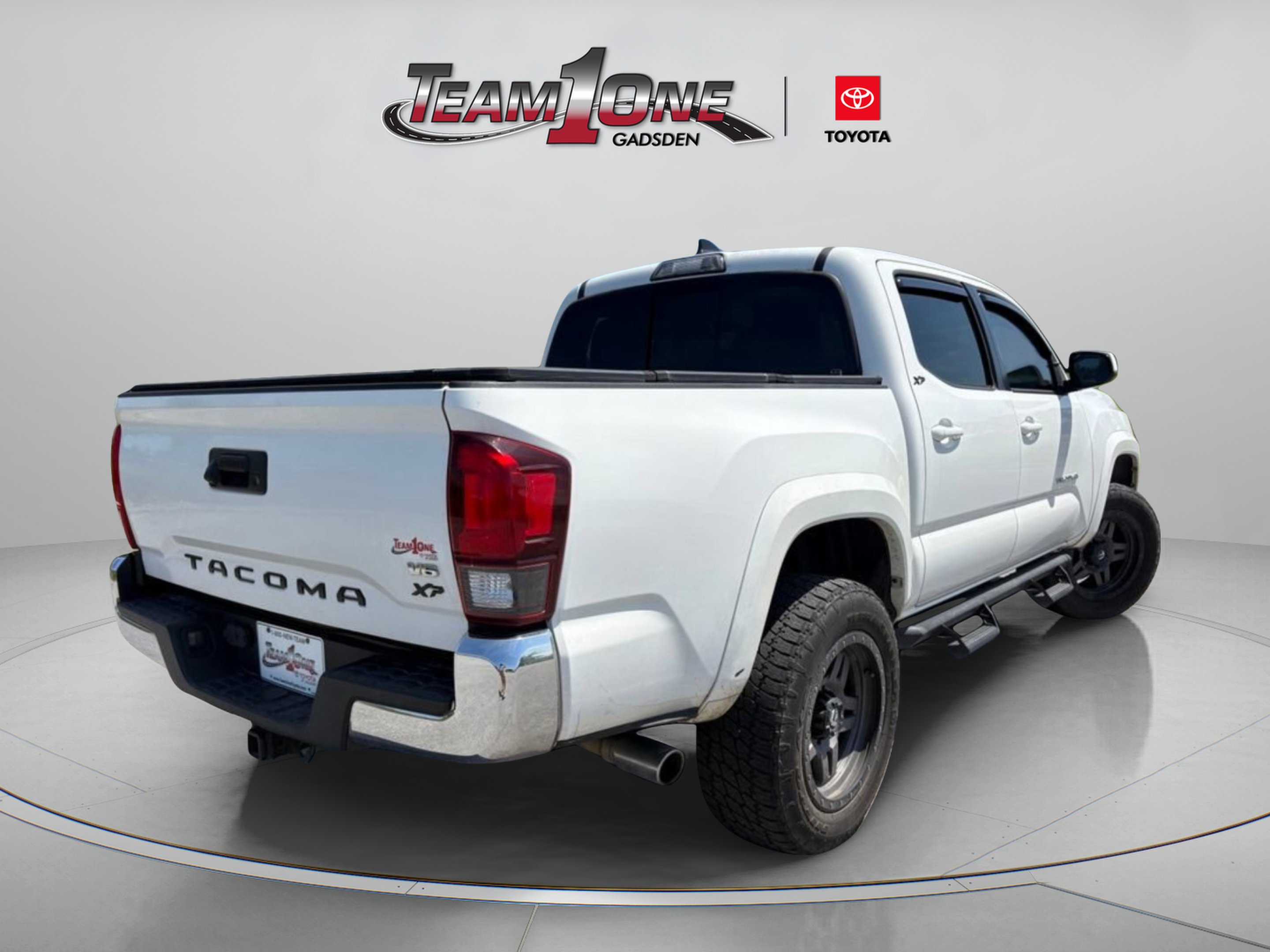 Used 2018 Super White Toyota SR5 image 11