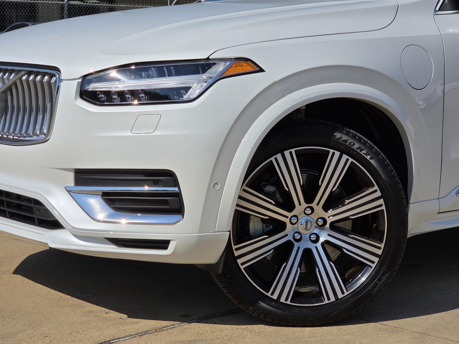 Used 2025 Crystal White Metallic Volvo Ultra image 7