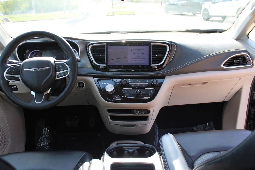 Used 2024 Black Chrysler Select image 41