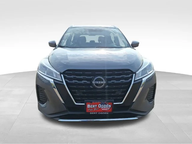 Used 2024 Gray Nissan SV image 2