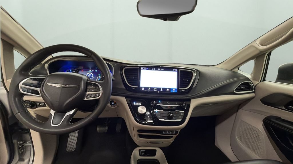 Used 2023 Silver Chrysler Touring L image 10