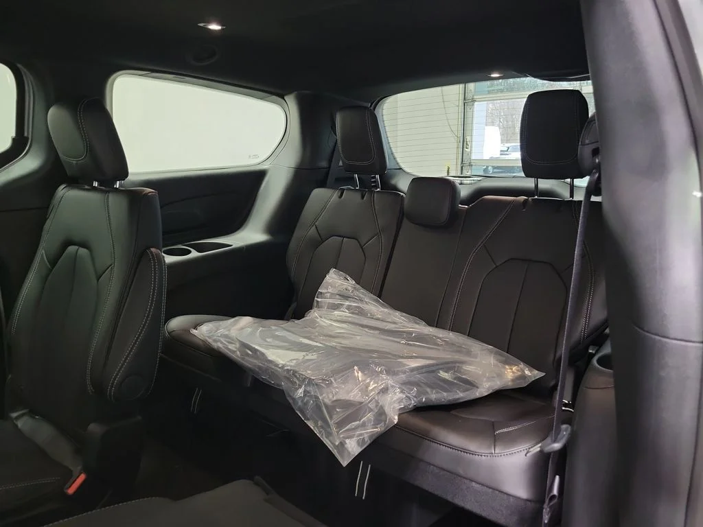 New 2026 Silver Mist Clear-Coat Exterior Paint Chrysler Select image 8