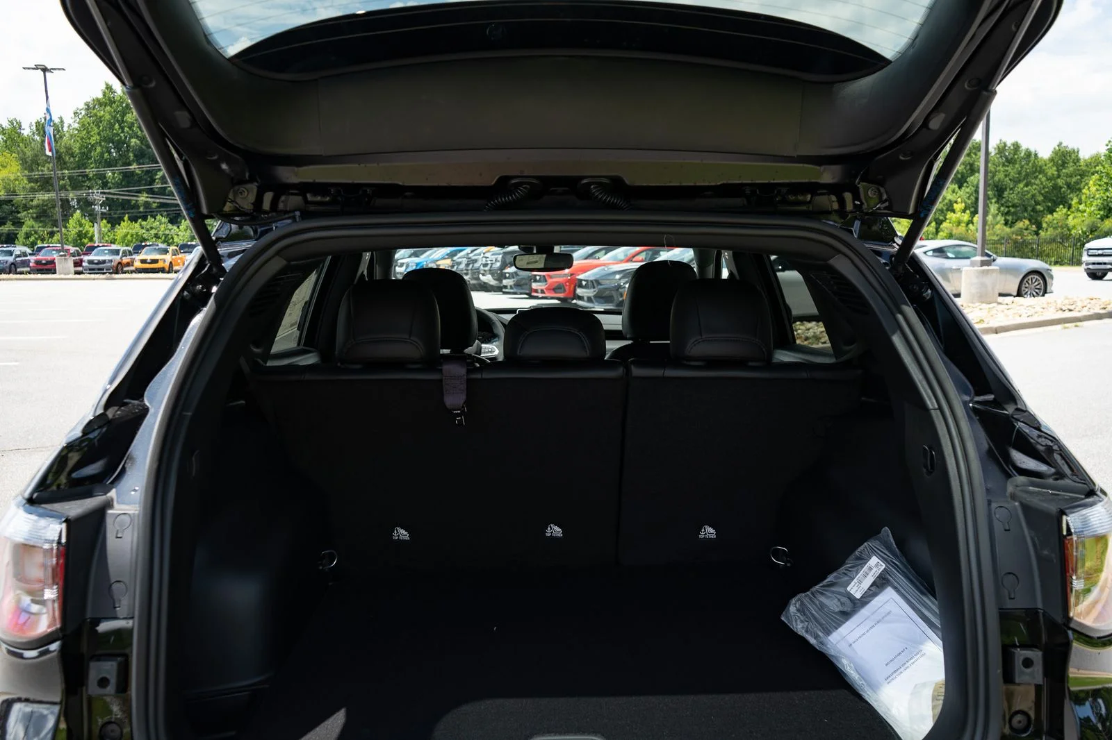 New 2026 Diamond Black Crystal Pearl-Coat Exterior Paint Jeep Latitude image 9