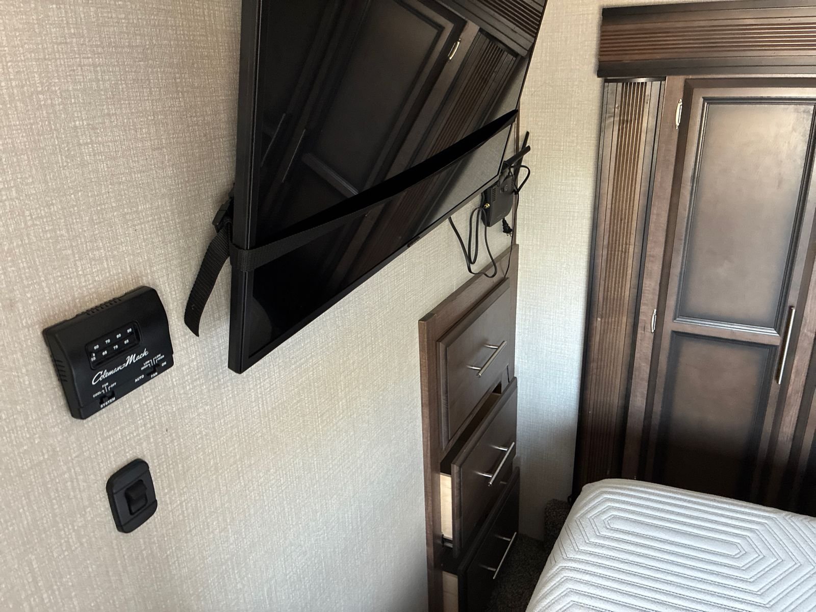 Used 2020 White DURANGO  image 38