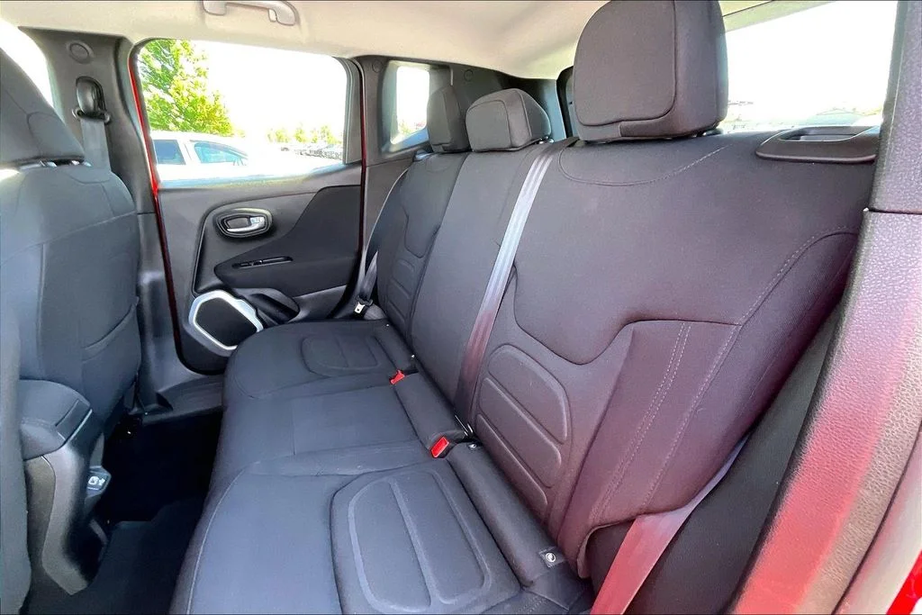 Used 2018 Red Jeep Latitude image 25