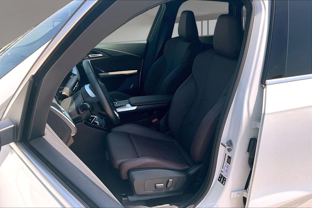 Used 2025 White BMW xDrive28i image 25