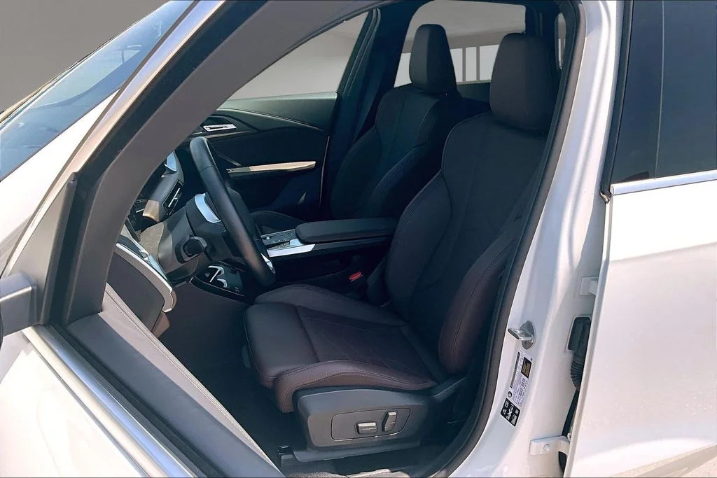 Used 2025 White BMW xDrive28i image 25