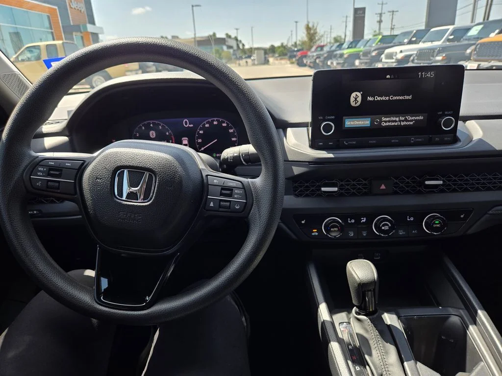 Used 2025 White Honda SE image 10