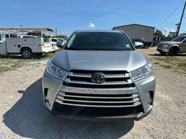 Used 2019 Silver Toyota XLE image 4