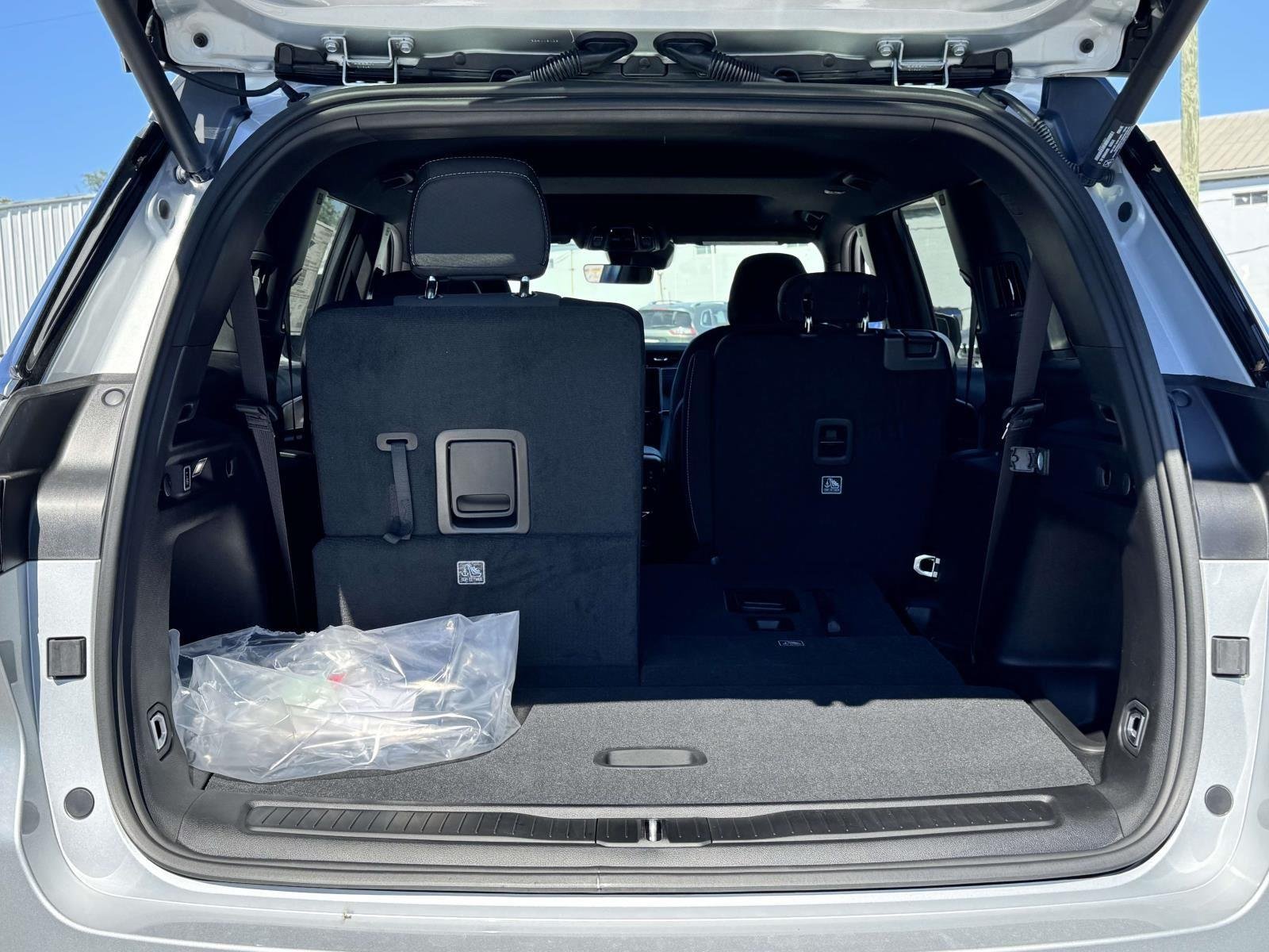New 2025 Silver Zynith Exterior Paint Jeep Laredo X image 17