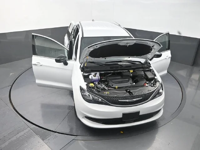 New 2027 Bright White Clear-Coat Paint Chrysler LX image 27