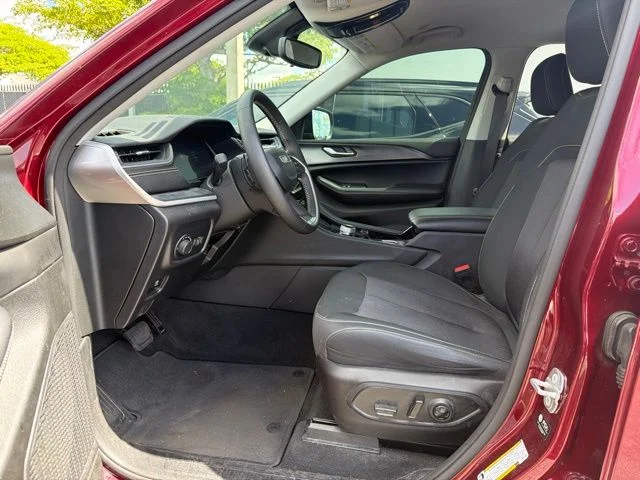 Used 2023 Red Jeep Laredo image 9