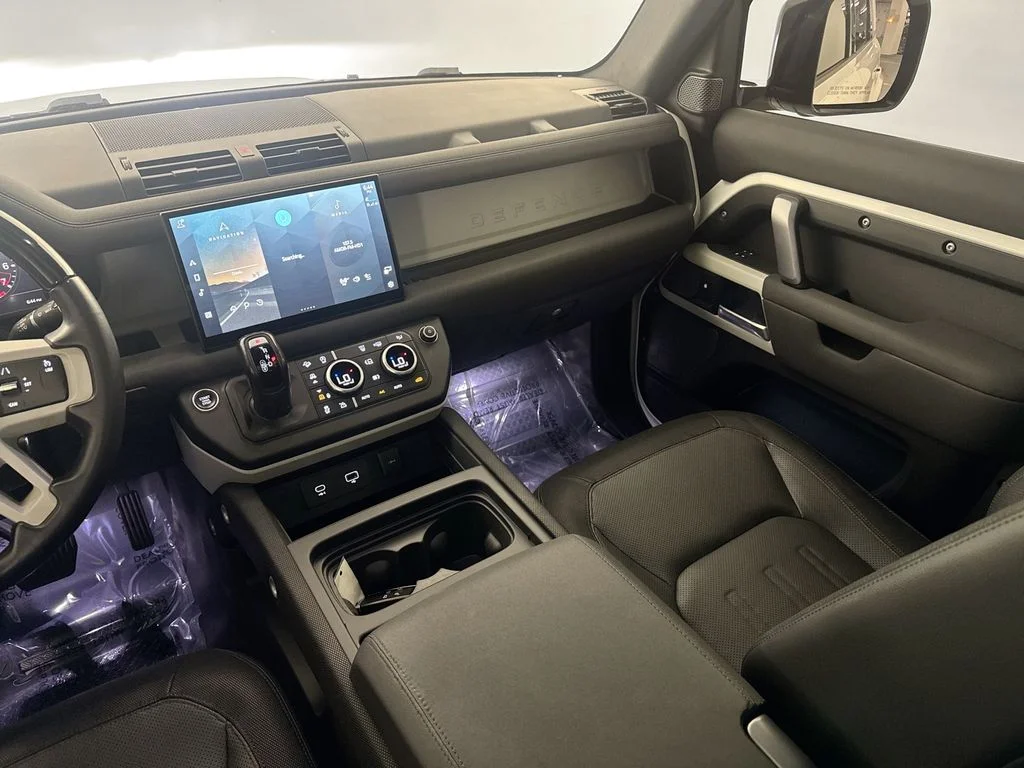 Certified Used 2022 White Land Rover X-Dynamic SE image 23