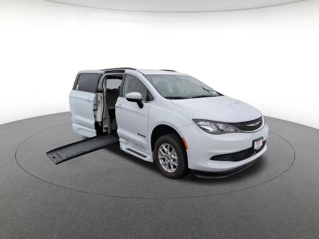 Used 2021 White Chrysler LXI image 3