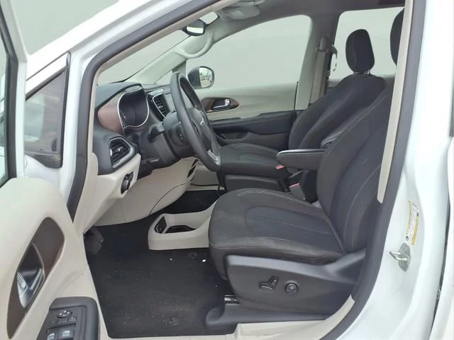 Used 2023  Chrysler LX image 14