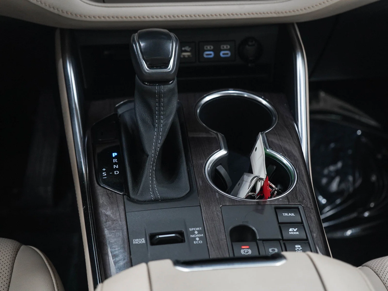 Used 2023  Toyota Hybrid Platinum image 19