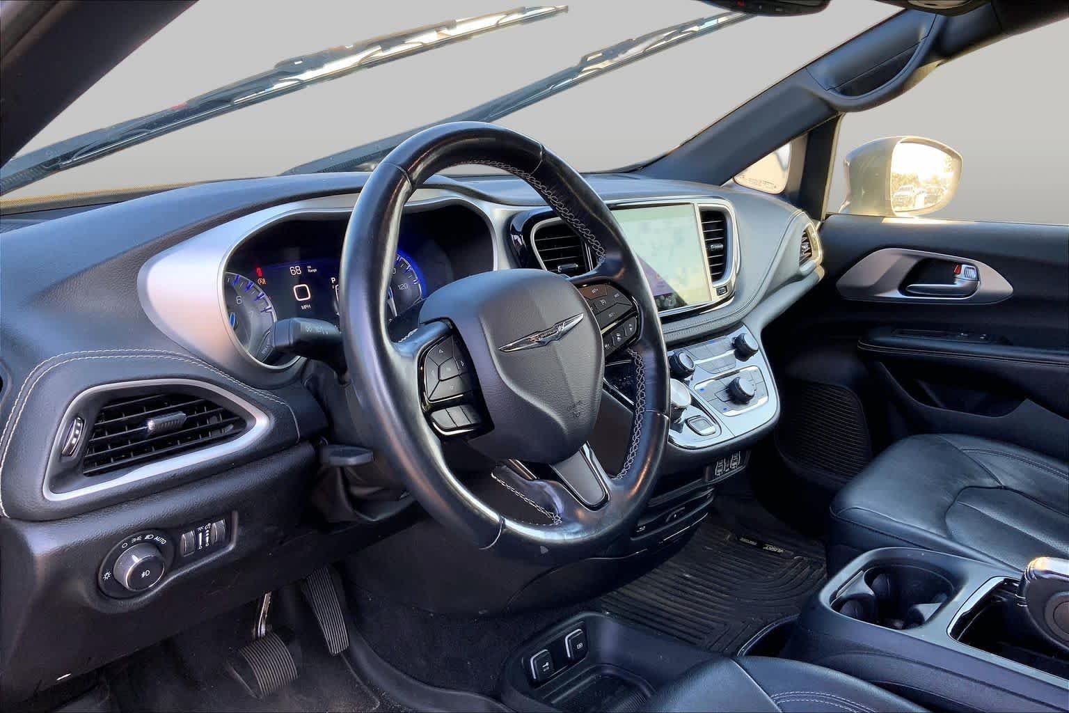 Used 2021 Ceramic Gray Clearcoat Chrysler Touring L image 15