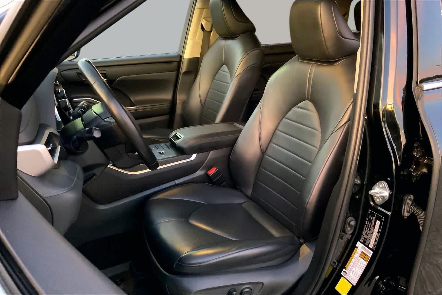 Used 2022 Midnight Black Metallic Toyota XLE image 7