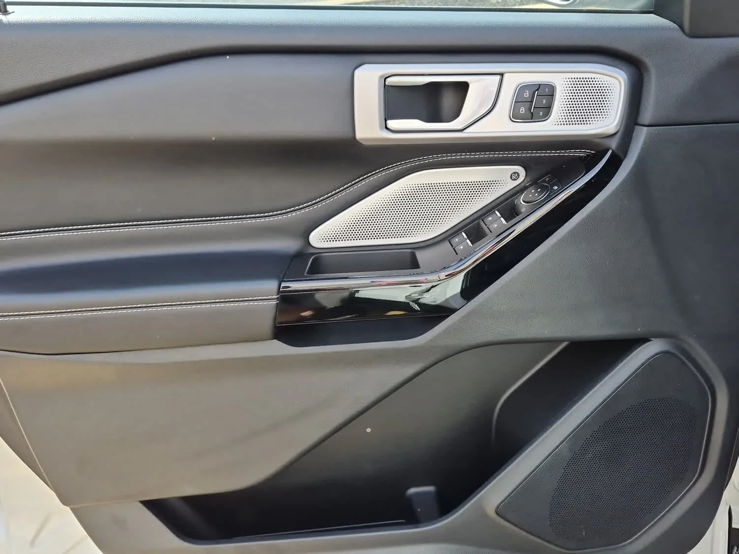 Used 2022 Star White Metallic Tri-Coat Ford ST image 11