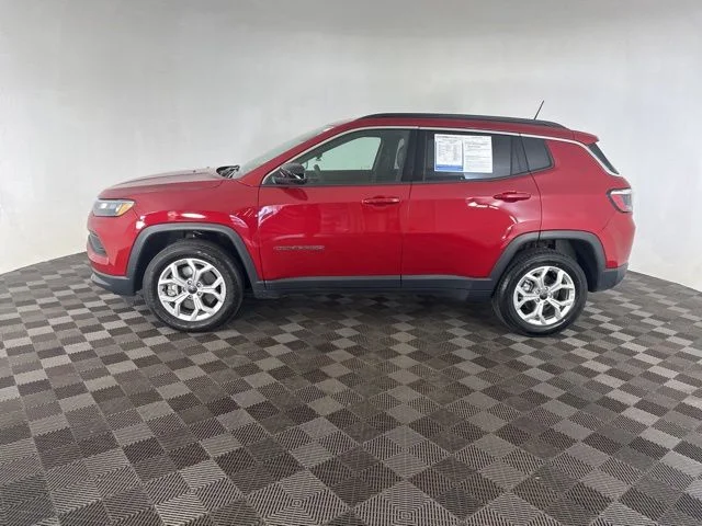 Used 2025 Red Jeep Latitude image 10