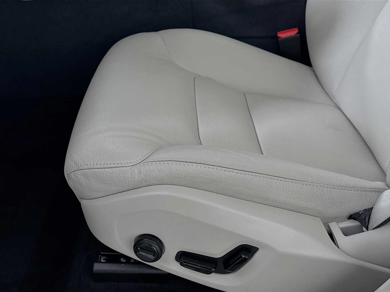Certified Used 2025 Platinum Grey Volvo Core image 18