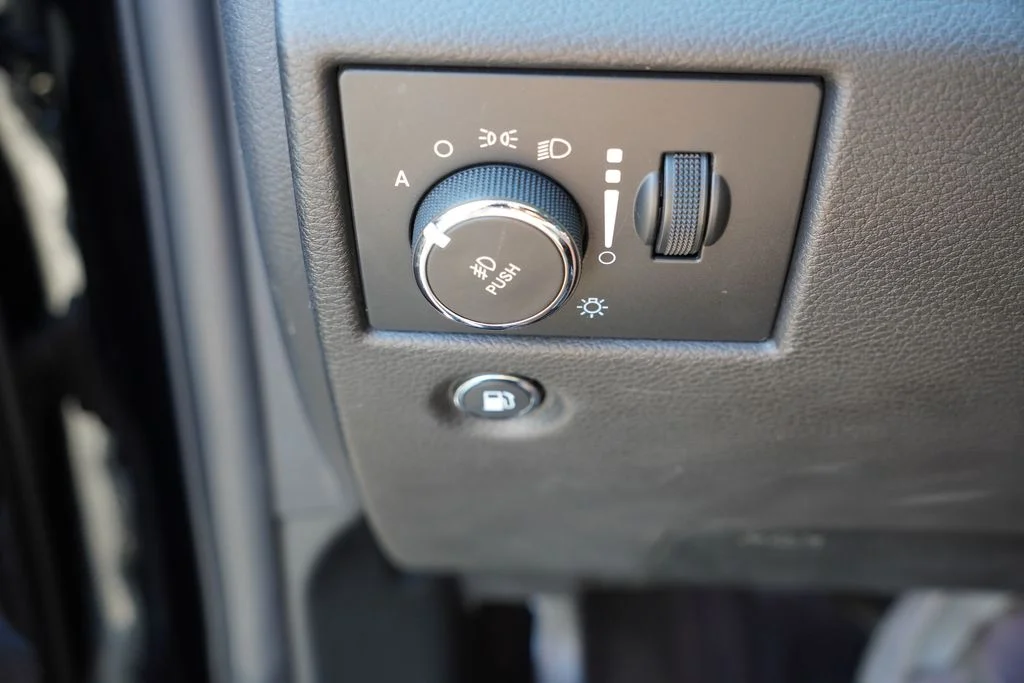 Certified Used 2018 Diamond Black Crystal Pearlcoat Jeep Limited image 26