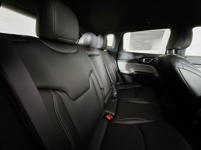 New 2026 Diamond Black Crystal Pearl-Coat Exterior Paint Jeep Limited image 25