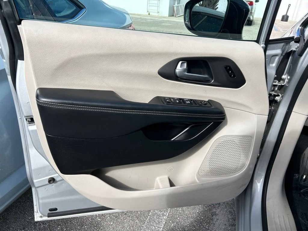 Used 2024 Silver Chrysler Touring L image 11