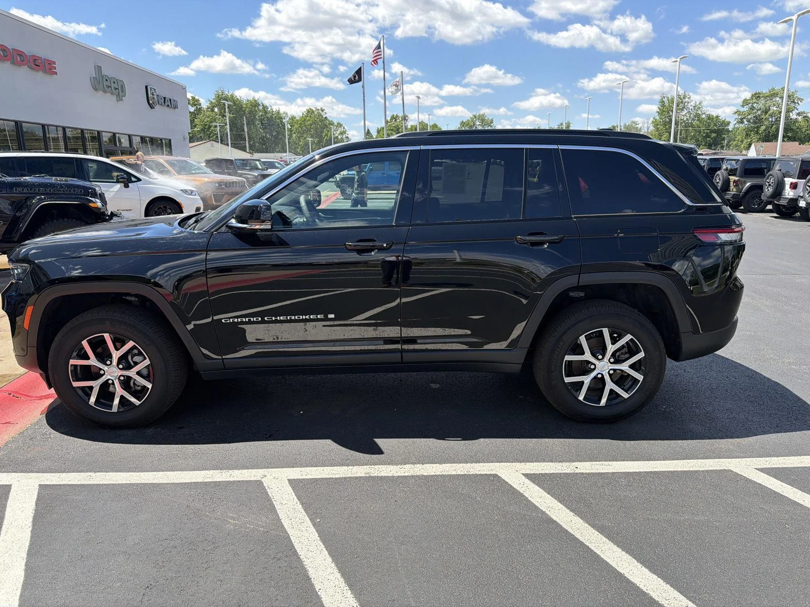 Used 2024 Diamond Black Crystal Pearlcoat Jeep Limited image 3