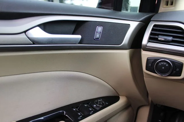 Used 2014 Red Ford SE image 10