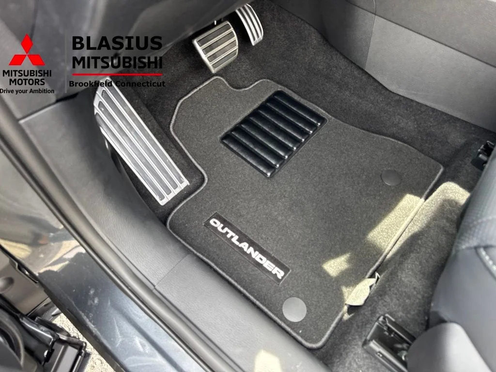 New 2026 Gray Mitsubishi SEL image 22