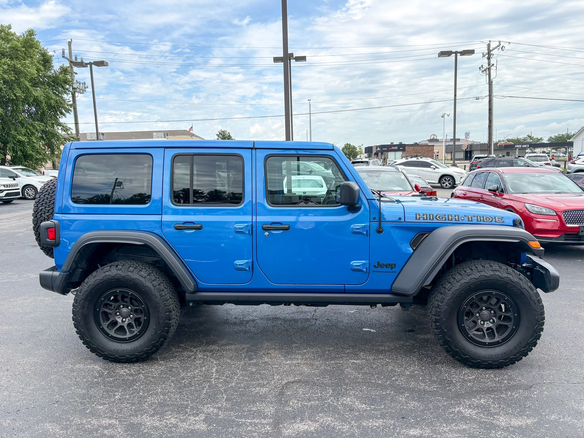 Used 2023 Blue Jeep High Tide image 9