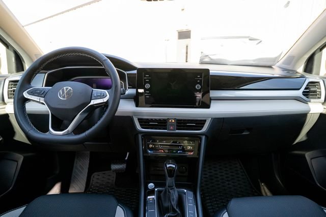 2025 Volkswagen Taos SEL - Photo 9