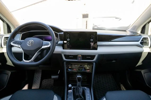2025 Volkswagen Taos SEL - Photo 9