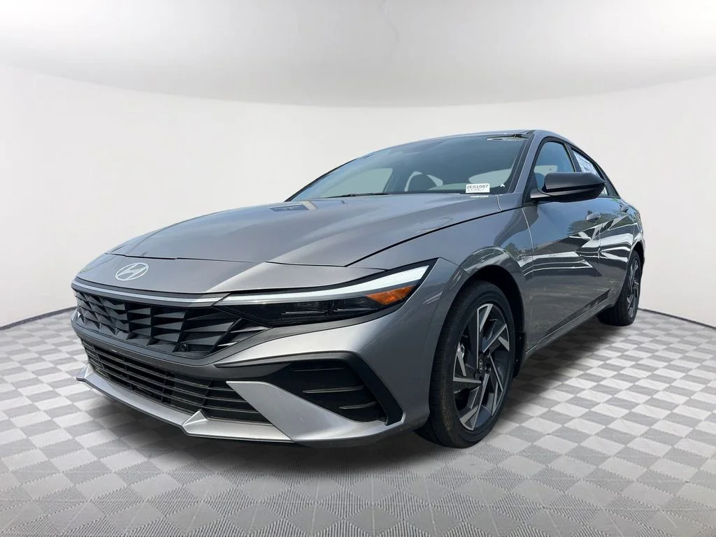 Used 2025 Silver Hyundai SEL Sport image 1