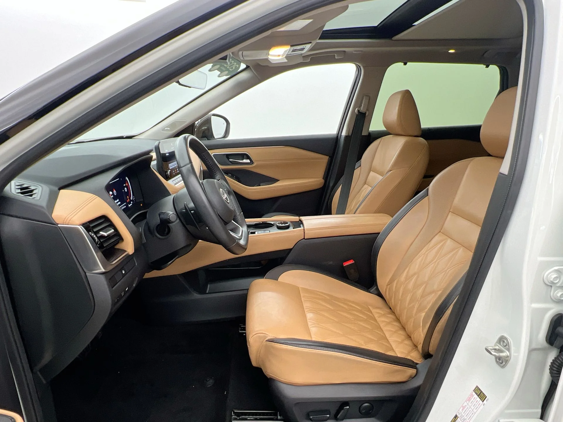 Used 2023 White Nissan Platinum image 9