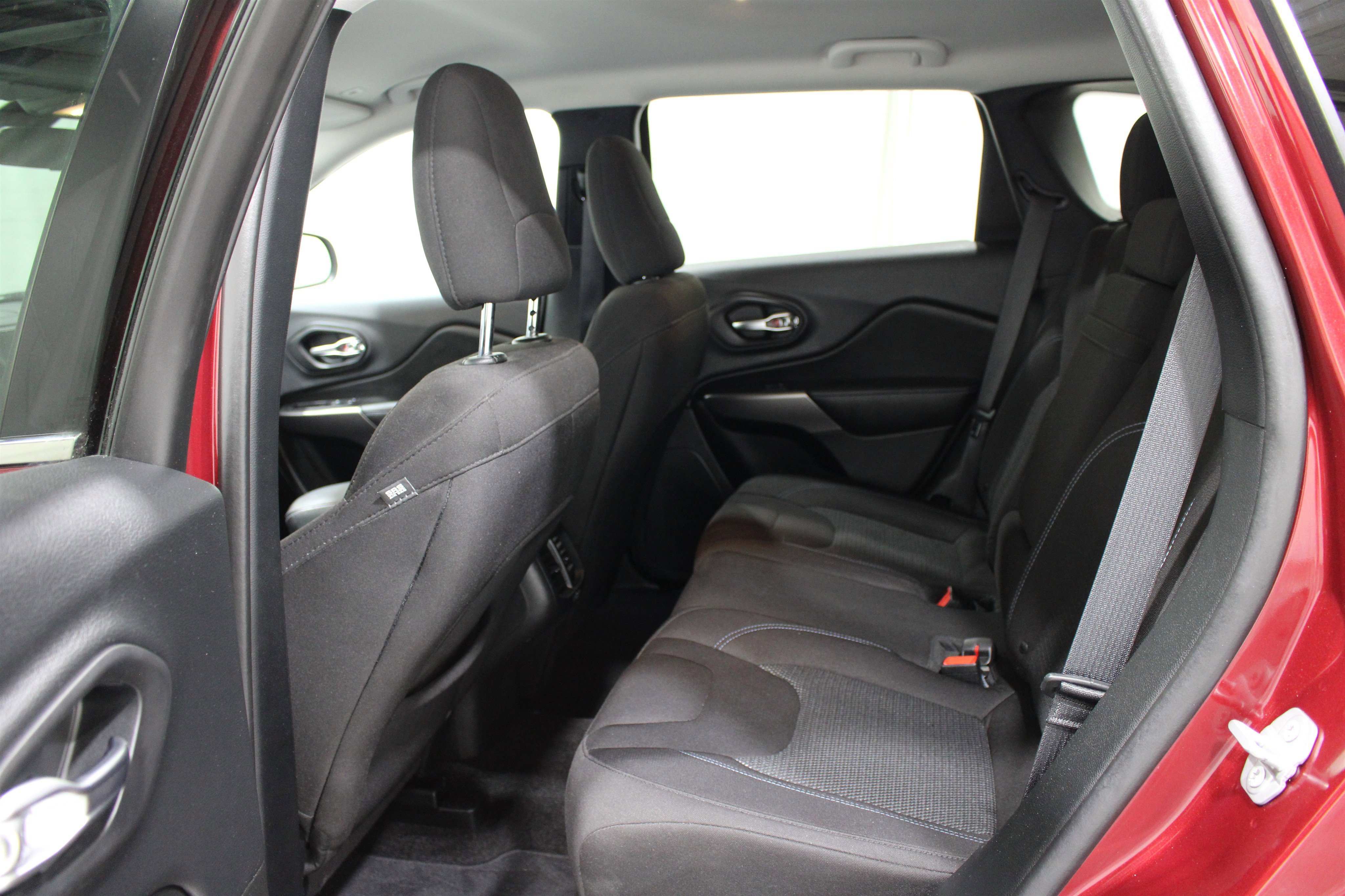 Used 2019 Velvet Red Pearlcoat Jeep Latitude image 18